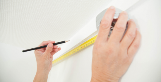 reportez la largeur du lé sur le mur