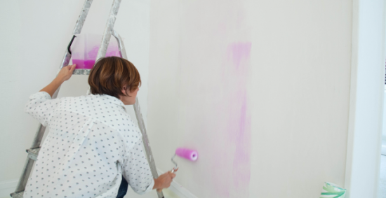 Appliquer la colle à l’aide d’un rouleau