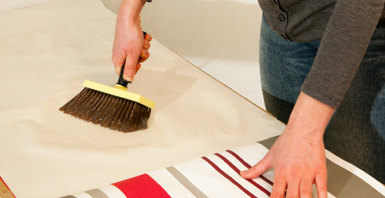 Coupez les lés de papier peint