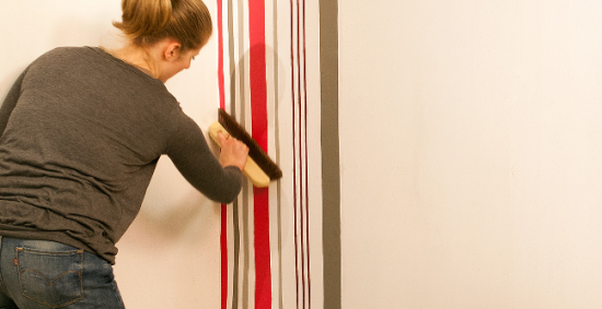 Appliquez le 1er lé en haut du mur