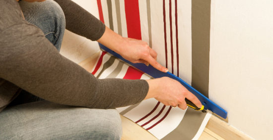 Coupez le lé avec un cutter au niveau des plinthes