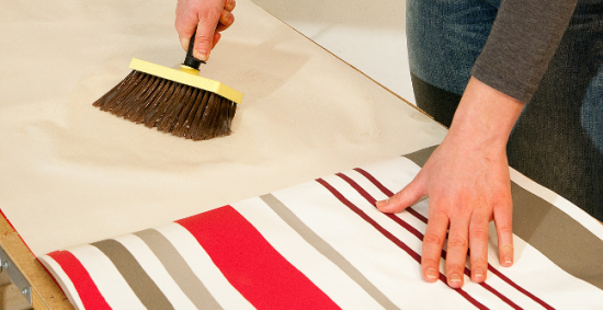 A l'aide d'une brosse, déposez une couche uniforme sur l'envers du lé