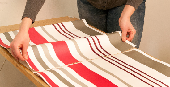 Repliez le lé et laisser reposer 5 à 10 mn