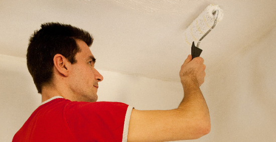 Encollez uniformément le plafond