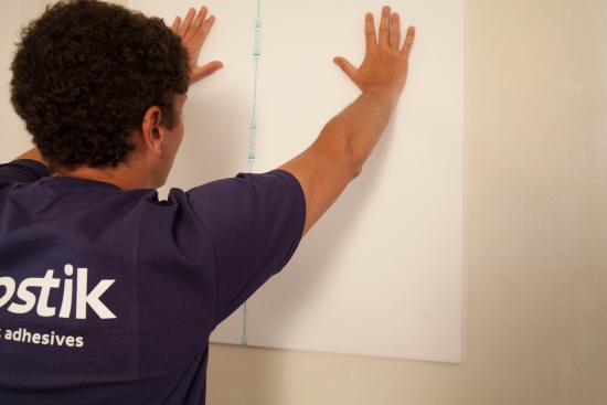 Après avoir positionné la deuxième plaque, étaler avec un couteau à enduire le Joints pour Depron 